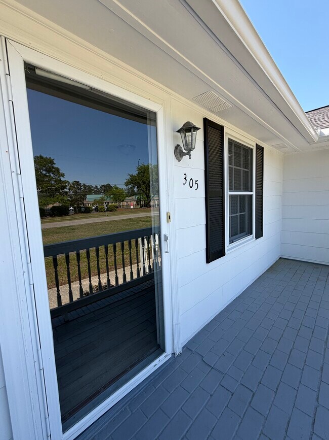 Building Photo - 305 12th Ave