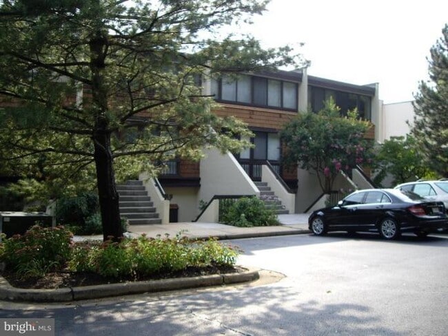 Building Photo - 2310 S Quincy St