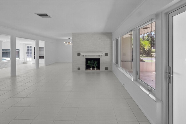 Building Photo - 2608 NE 12th St