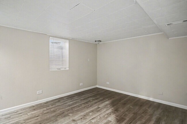Building Photo - Front Unit - Duplex - 4bed 2bath - Finished Basement! **Special**