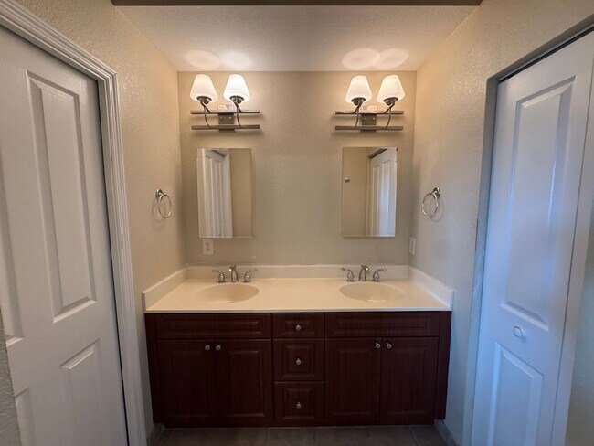 Building Photo - 2 Bed / 2 Bath Upstairs Condo in the Gated...