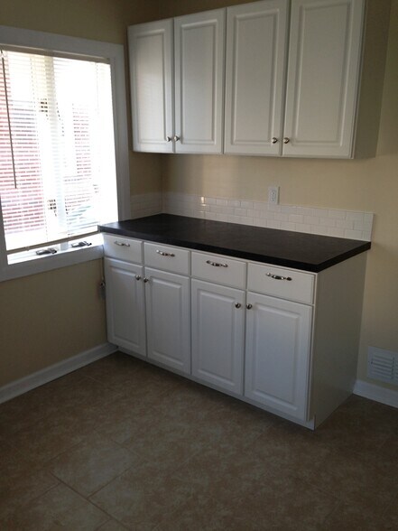 Building Photo - 2332 Monroe Ave NE