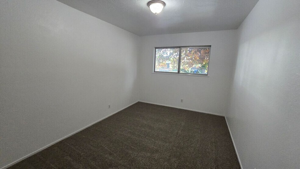 Building Photo - 4184 N Briarwood Ave