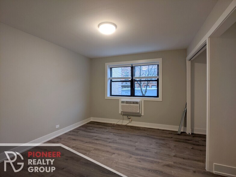Building Photo - 542 W Surf St