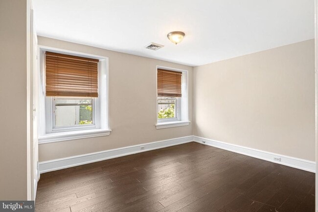 Building Photo - 161 Hermitage St