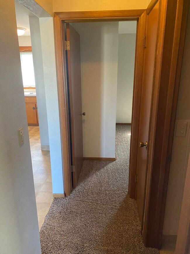 Building Photo - 2325-2327 Victoria Dr SW