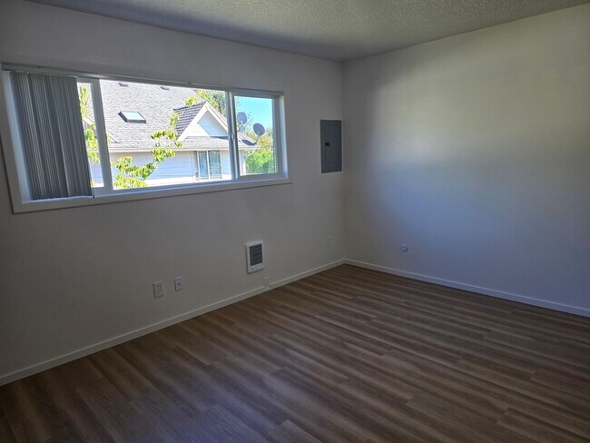 Building Photo - *!*!* Rent Ready Upstairs Pet Friendly 3 B...