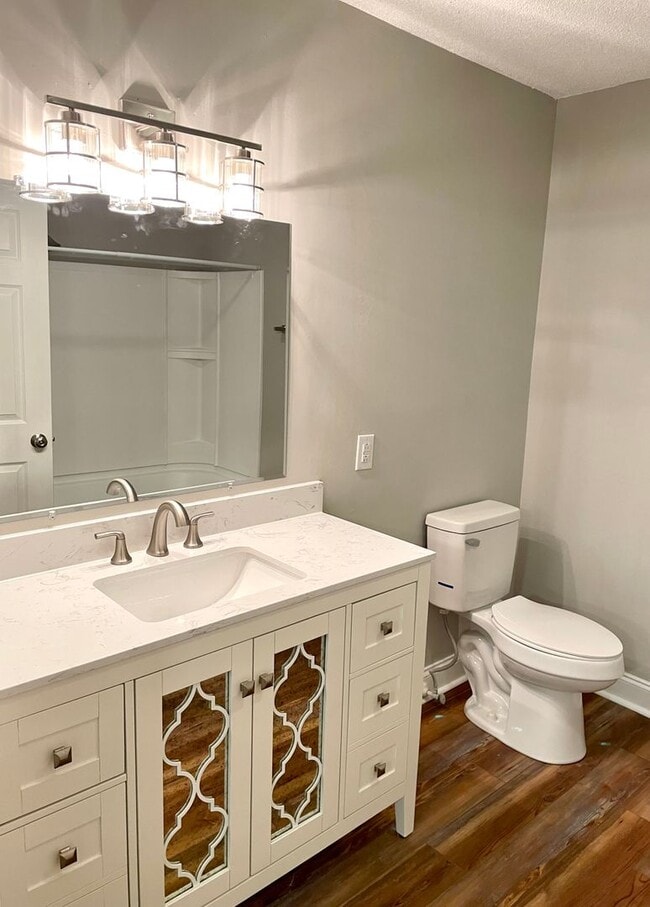 Building Photo - Recently Updated 4Bdrm/2bath home!