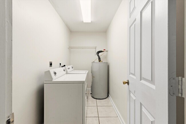 Building Photo - 735 Putnam Dr