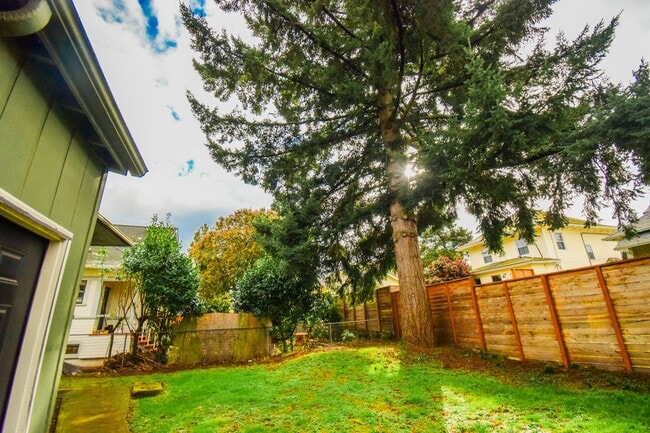 Building Photo - Spacious 4BD/2BA Two-Story Home w/ Fenced Yard & Huge Basement! Pets OK!