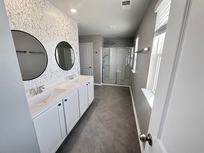 Building Photo - 340 Emery Oak Dr