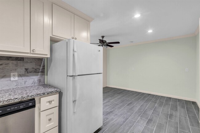 Building Photo - 1311 Antoine Dr