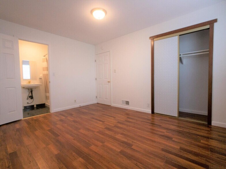 Building Photo - 1215 Skyline Dr