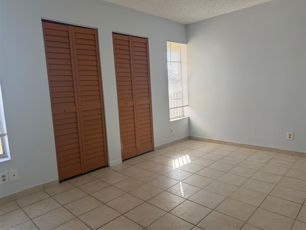 Building Photo - 9930 Twin Lakes Dr