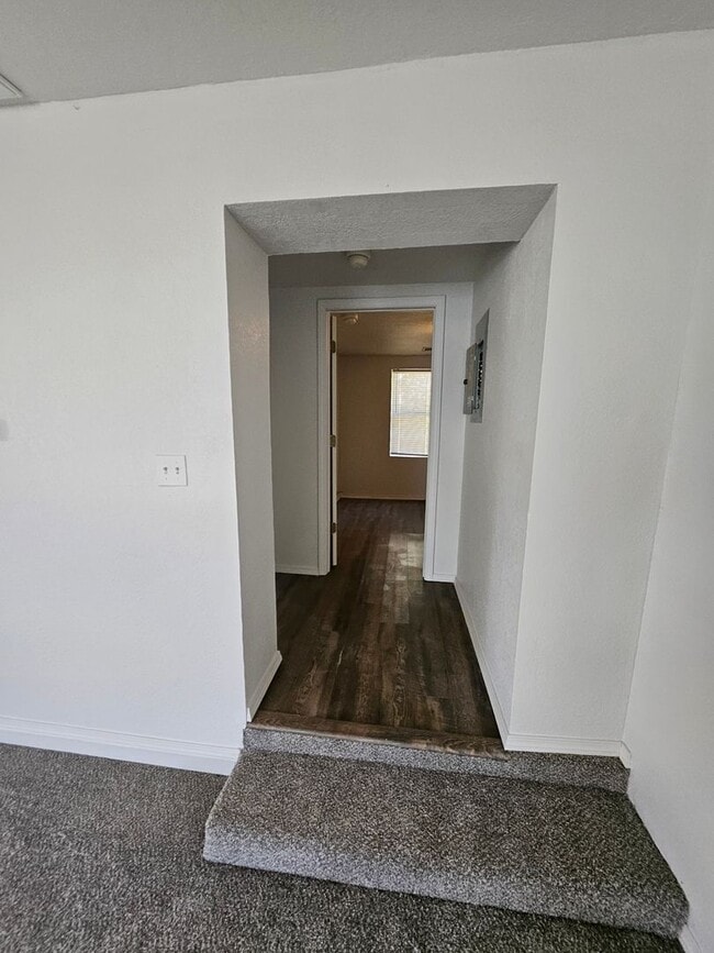 Building Photo - Cute little 2 bedroom with a big yard!