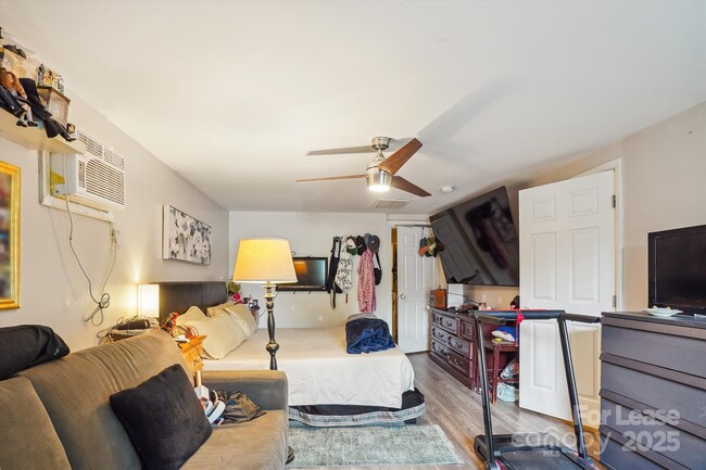 Building Photo - 6800 Deanwood Pl