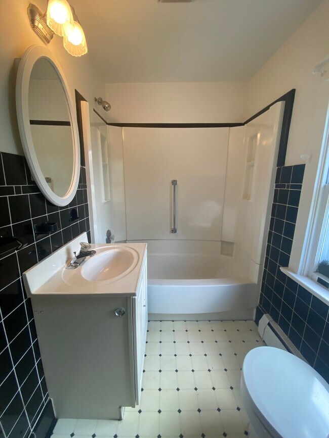 Building Photo - Amazing Cap Cod with 2 BR/ 1.5 BA and Bonu...