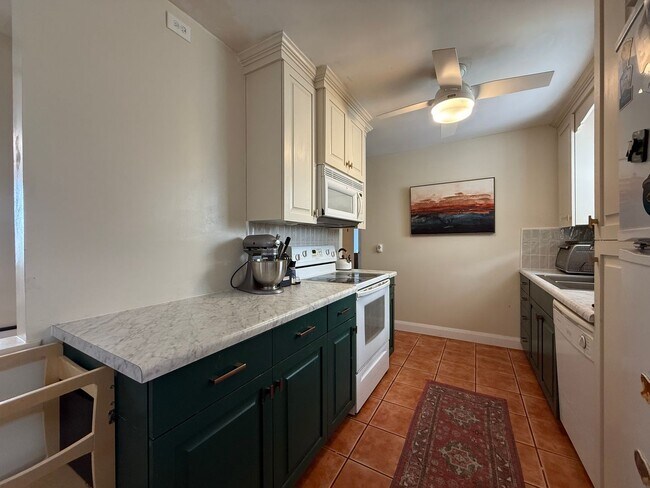 Building Photo - Modern Comfort in the Heart of West Jordan...