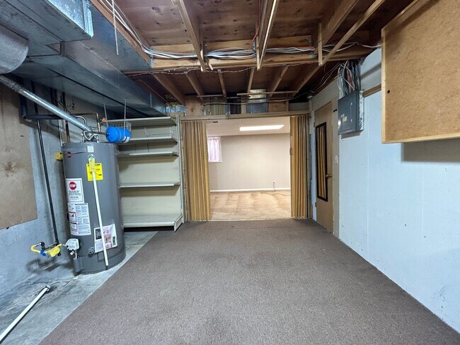 Building Photo - Spacious 3BR Duplex w/ Garage, Workshop, L...