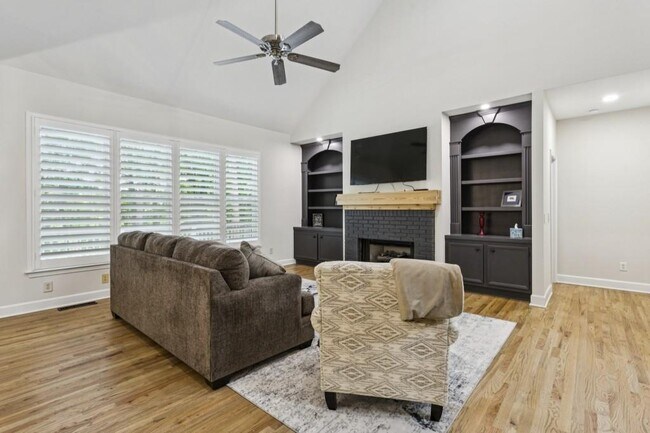 Building Photo - 5032 Hickory Hills Dr