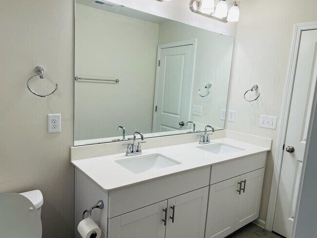 Building Photo - 280 Brook Farm Ln