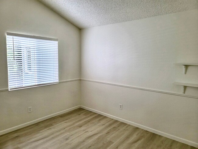Building Photo - Updated 2 Bedroom Condo in Rohnert Park w/...