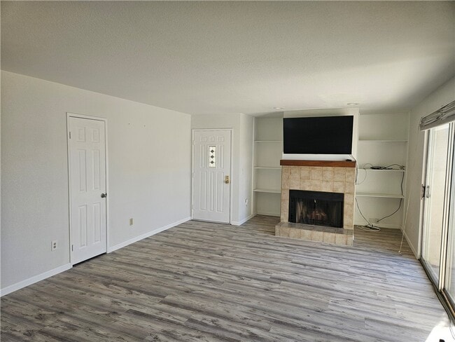 Building Photo - 1800 Club House Dr