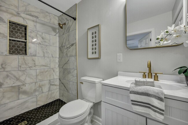 Building Photo - 828 Longbranch Dr