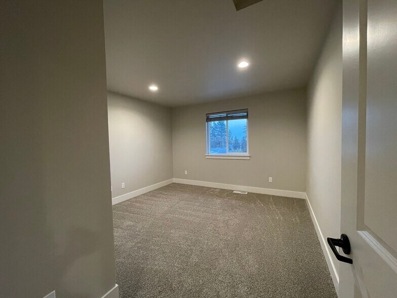 Building Photo - 411 W Poplar St