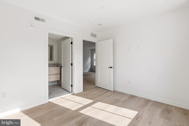 Building Photo - 209 New St