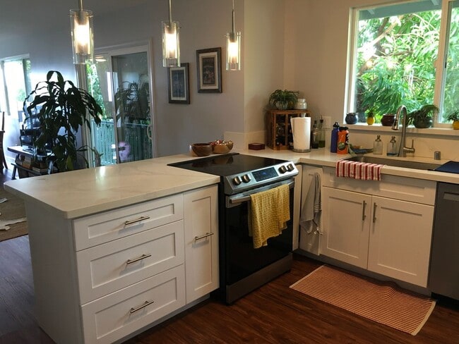 Building Photo - Unfurnished 3BR/2BA Home Next to Punahou School