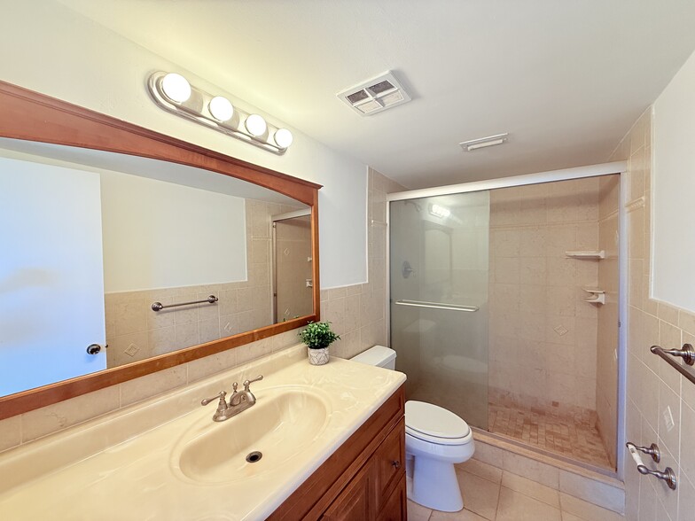 Building Photo - 1302 NE 191st St
