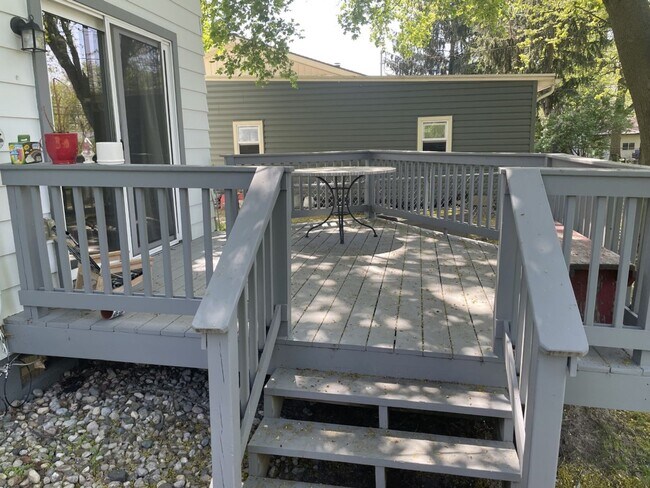 Building Photo - 4 bedroom 2 bath home close to everything