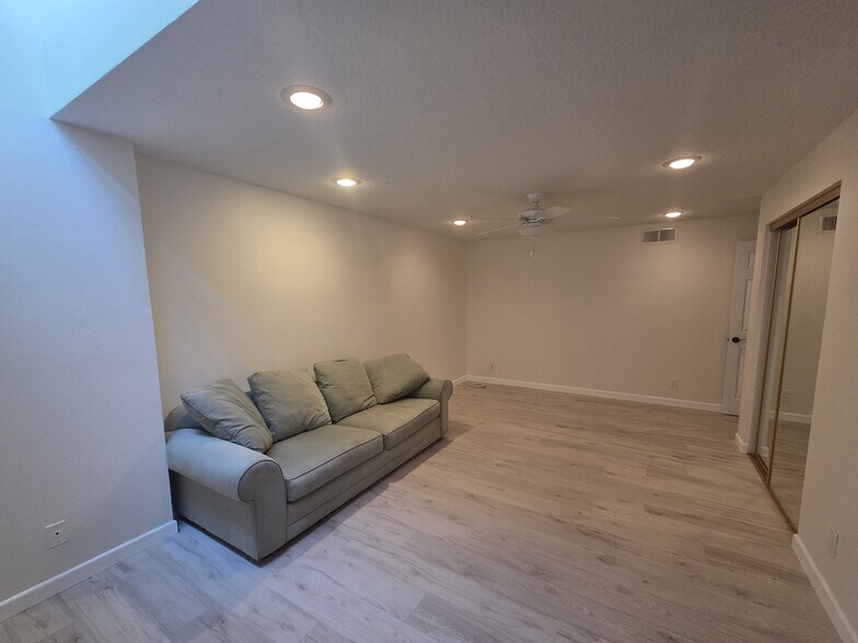 Building Photo - 7492 Seabluff Dr