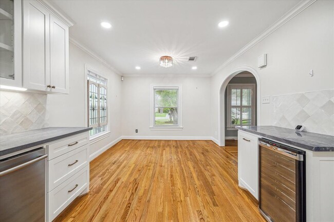 Building Photo - 211 W 31st St