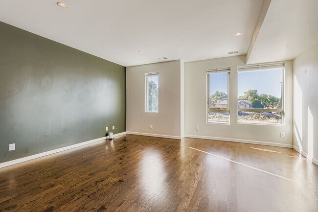 Building Photo - Modern 2bed/2 Bath in the Heart of Denver!
