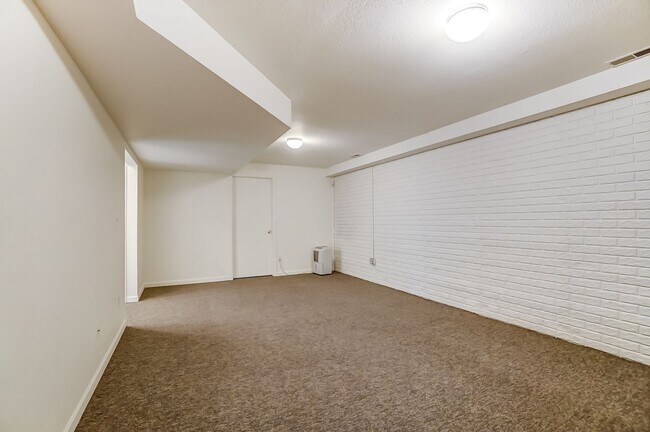 Building Photo - 3704 Willow Run Dr