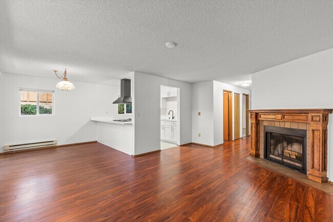 Building Photo - Well Maintained Condo