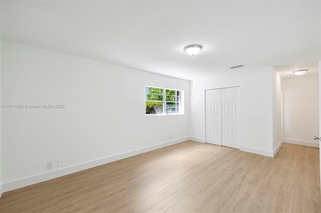 Building Photo - 2033 Dewey St