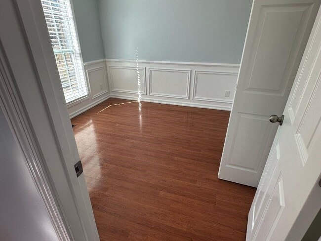 Building Photo - 1261 Lakeview Rd