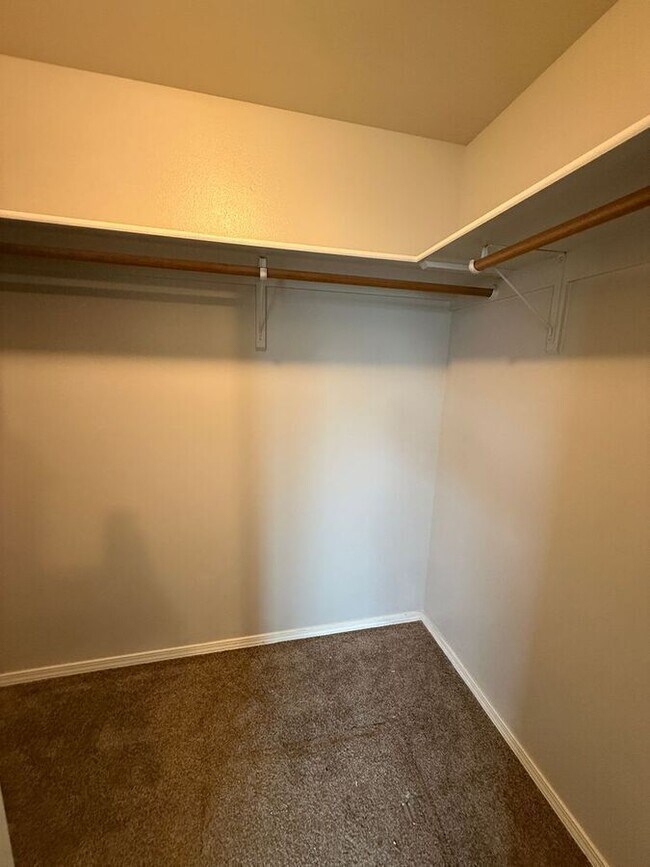 Building Photo - 1936 W Crown Pointe Ave