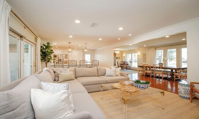 Building Photo - 827 St George Ln