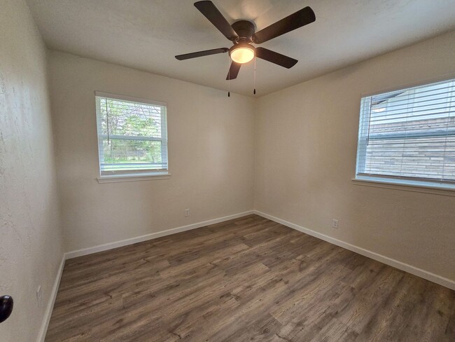 Building Photo - Beautifully remodeled 3 bed 1.5 bath home ...