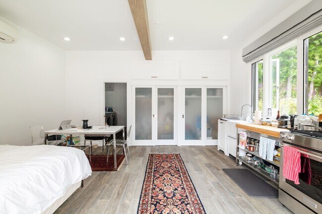 Building Photo - 6 Bed 5 Bath House with Fully Converted Co...