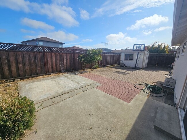 Building Photo - Charming Castro Valley Home: Spacious Livi...
