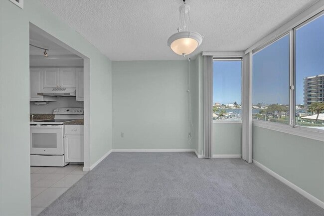 Building Photo - 660 Island Way