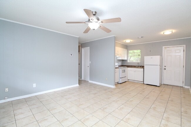 Building Photo - 2 bedroom, 1 bath unit located in the hear...