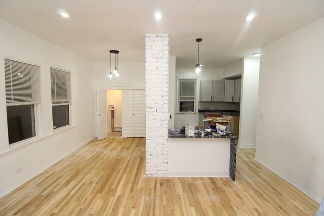 Building Photo - 2470 N Clybourn Ave