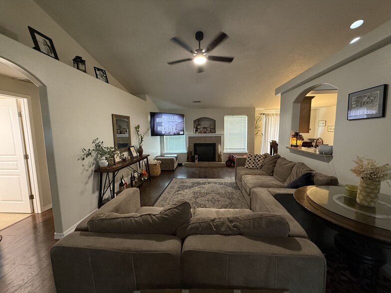 Livingroom - 420 S Penn Pl