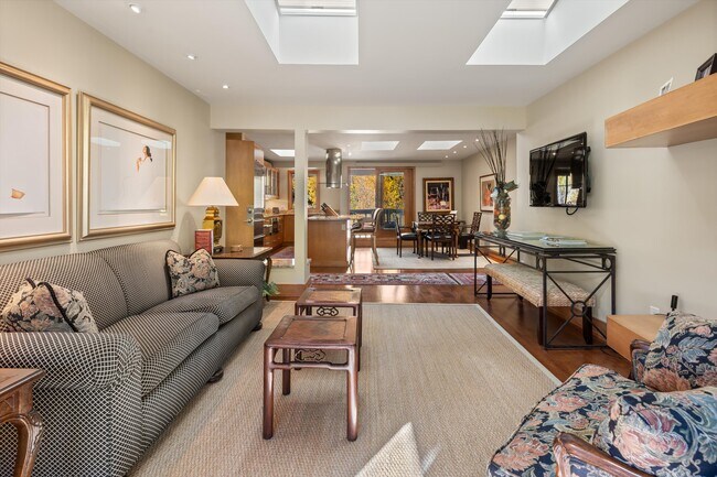 Building Photo - 1020 E Hopkins Ave